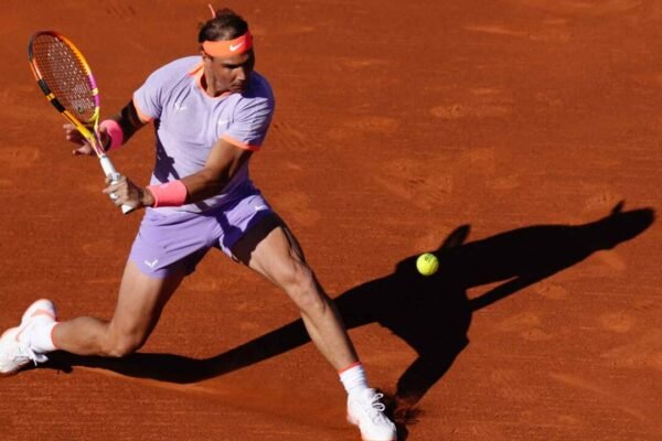 Nadal volta às quadras com vitória tranquila e avança em Barcelona