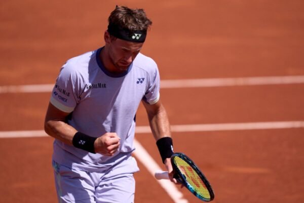 Casper Ruud se vinga de Tsitsipas e vence o ATP 500 de Barcelona