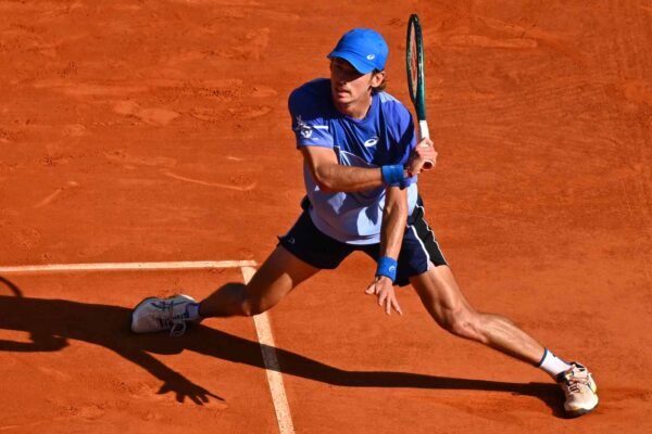 Nadal perde para De Minaur e se despede de Barcelona 