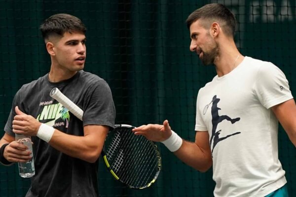 Alcaraz e Djokovic se enfrentam em exibição com Agassi e McEnroe