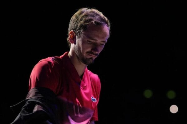 Medvedev perde, joga a raquete e é vaiado no ATP Finals