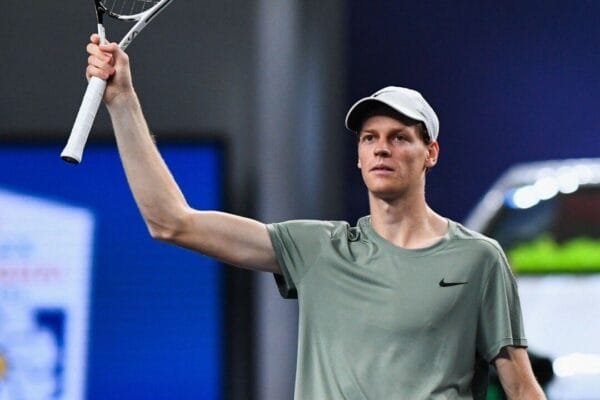 Sinner vence na estreia do ATP Finals depois de susto inicial 