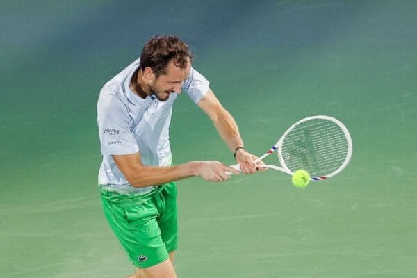 Medvedev perde 4 match-points, toma virada e quebra raquete