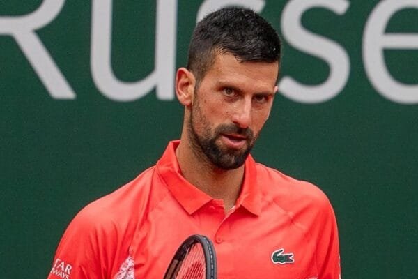 Djokovic vira batalha de 3h e conquista 100° título