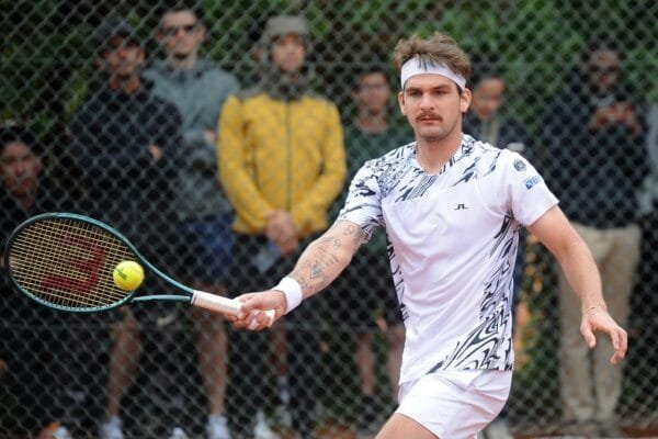 Wild vence top 40 e avança em Roma