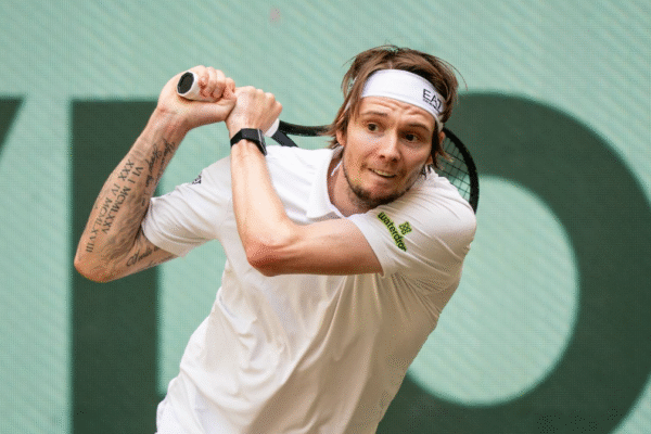 Bublik quebra “maldição”, vence Medvedev e é campeão em Halle