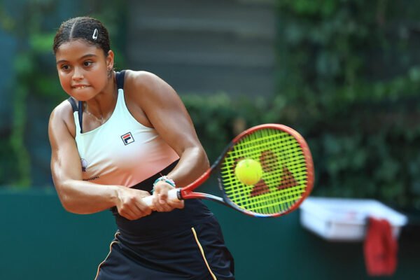 Nauhany bate top 10 e vai as oitavas do Wimbledon juvenil