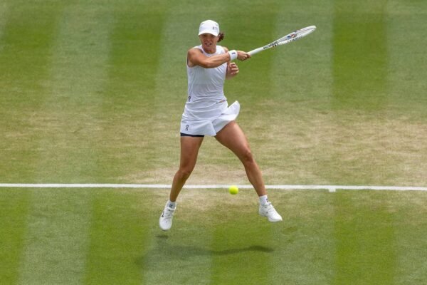 Iga Swiatek vai à sua primeira semifinal de Wimbledon