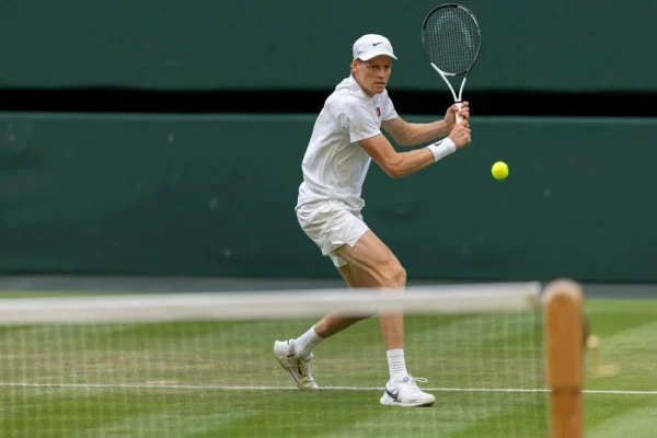 Djokovic vs. Sinner nas semis de Wimbledon. Horário e onde assistir