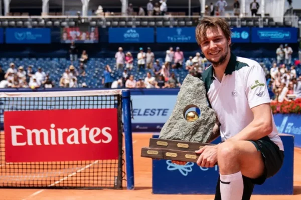 Bublik é campeão de Gstaad e conquista primeiro título no saibro