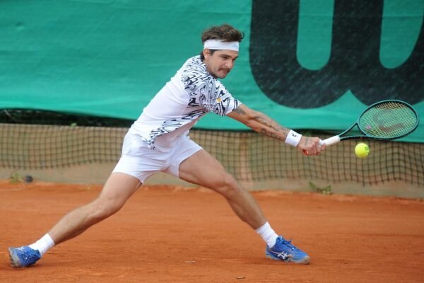 Wild cai para Botic nas quartas de Kitzbuhel