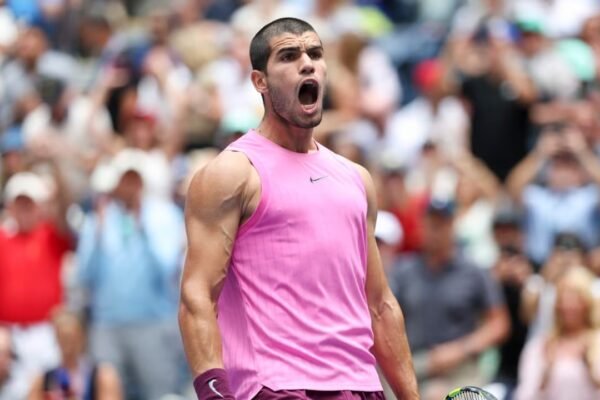 Alcaraz vence Djokovic em sets diretos e vai a final do US Open
