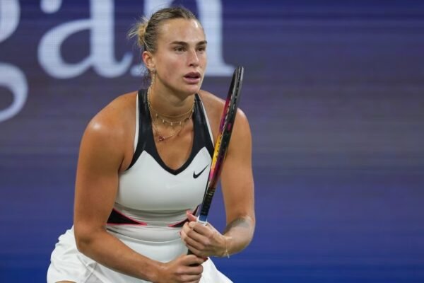 Sabalenka bate Rybakina, vai a semi de Wuhan e tem 20 vitórias seguidas no torneio 