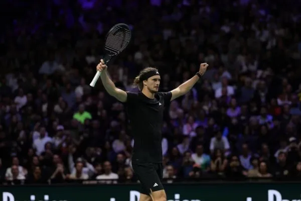 Zverev sofre queda durante jogo e assusta plateia. Veja o vídeo