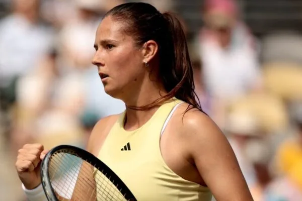 Kasatkina diz que está à beira do colapso mental, e encerra temporada