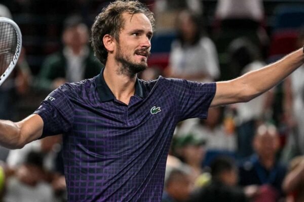 Medvedev vence De Minaur em sets diretos a vai a semifinal de Xangai