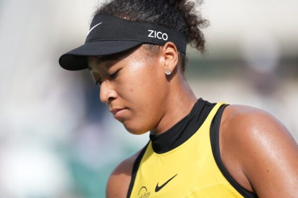 Naomi Osaka supera lesão, vence atual campeã e vai às quartas em Osaka