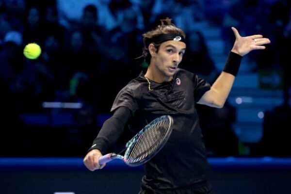 Musetti vence batalha contra De Minaur no ATP Finals e fica vivo na competição