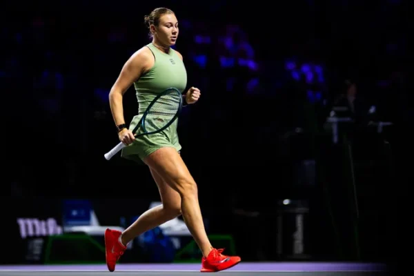 Anisimova vence Iga e avança à semifinal do WTA Finals