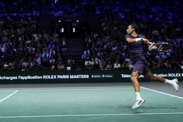 Aliassime vence Bublik, vai à final de Paris e fica mais perto da Finals