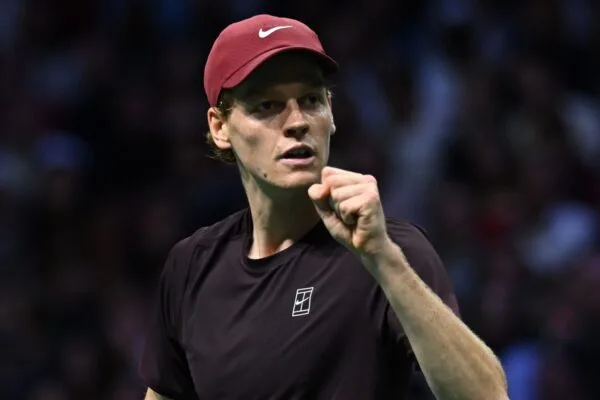 Sinner vence Aliassime, é campeão de Paris e volta ao n° 1