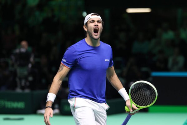 Berrettini vence 1ª na final da Copa Davis e deixa Itália mais perto do título