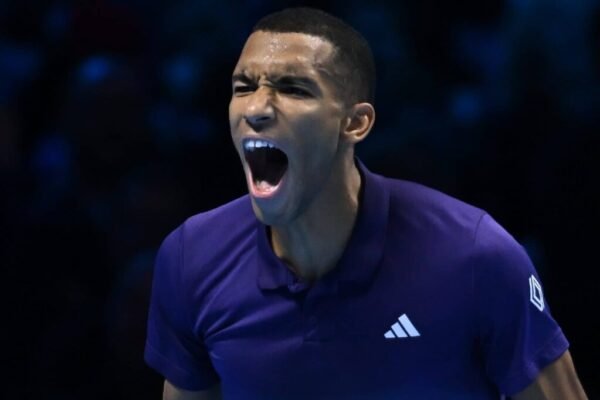 Aliassime vence Zverev e se classifica para a semifinal do ATP Finals