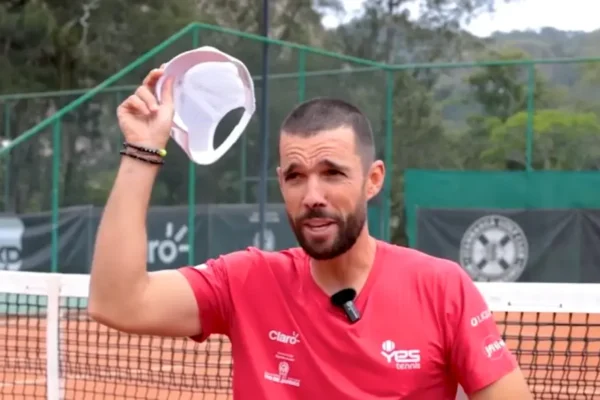 Treinador de Fonseca raspa cabeça e diz que pupilo também vai cumprir promessa