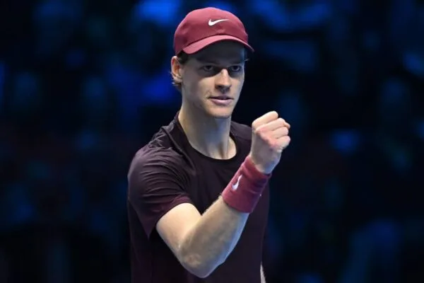 Sinner enfrenta De Minaur na semifinal do ATP Finals. Horário e onde assistir