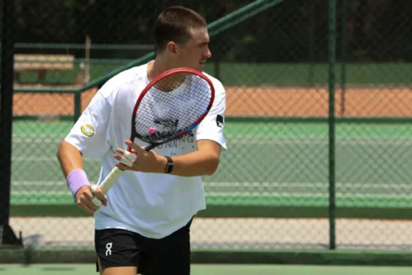 Fonseca cumpre a promessa e raspa o cabelo. Veja as fotos