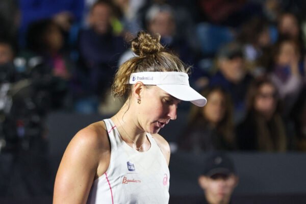 Bia Haddad perde em Adelaide, mas joga bem em sua volta ao circuito 