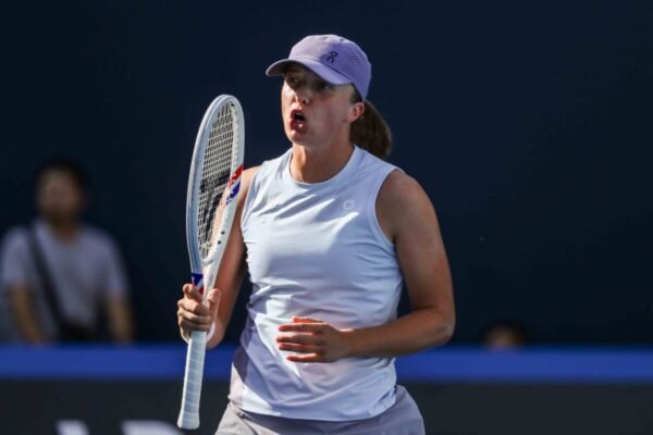 Iga vence Bouzkov no Australian Open e atinge um marco histórico