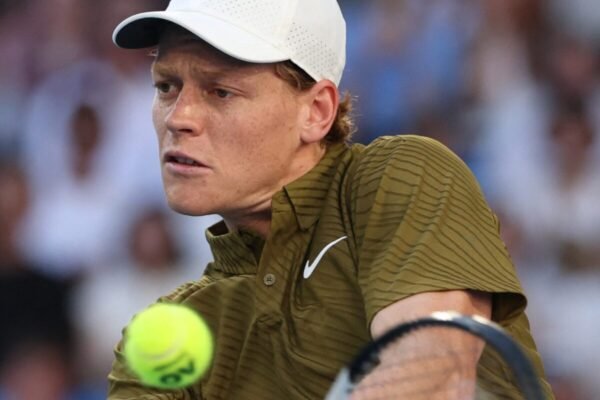 Sinner vence Darderi com facilidade e vai às quartas do Australian Open