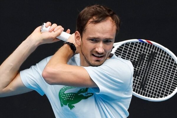 Medvedev vence batalha em Brisbane e vai enfrentar Michelsen na semifinal