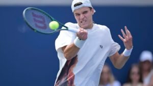 Por que Jakub Mensik desistiu de sua partida contra Djokovic