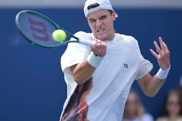 Por que Jakub Mensik desistiu de sua partida contra Djokovic no Australian Open