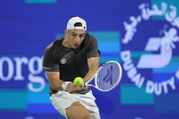 Griekspoor supera lesão, derrota Rublev e vai à final de Dubai