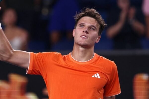 Mensik vence Sinner em maior vitória da carreira e vai à semi de Doha