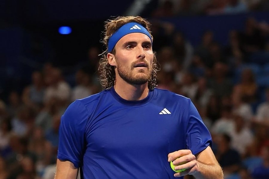 Tsitsipas cai na estreia de Dubai