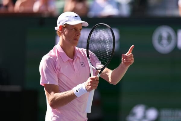 Sinner se aproxima de Alcaraz no ranking com título em Indian Wells