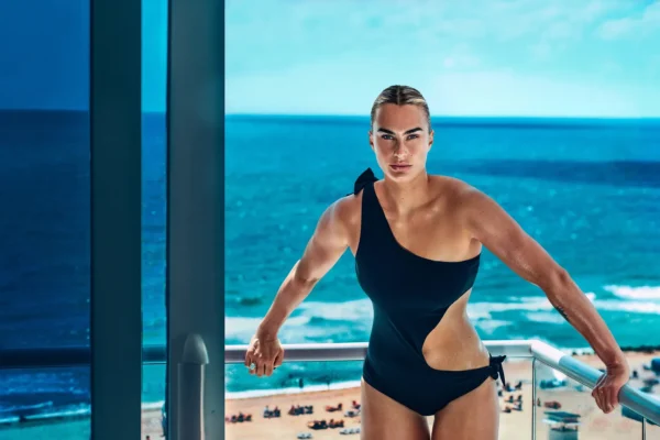 “Diziam que eu era burra e só sabia bater forte na bola,” diz Sabalenka à Vogue