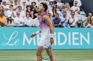 shelton vence stuttgart
