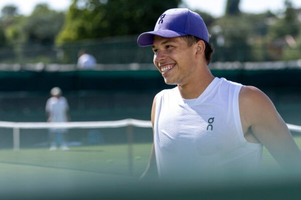 Shelton cai na estreia de Wimbledon em primeira grande zebra do torneio