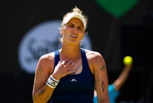 Vondrousova suspensa